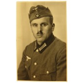Солдат Вермахта в раннем мундире м36 и пилотке, без погон